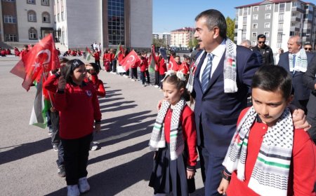 Erzurum’da Duygusal Anlar! Öğrenciler Bakan Tekin’i Filistin Atkısıyla Karşıladı