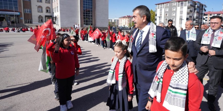 Erzurum’da Duygusal Anlar! Öğrenciler Bakan Tekin’i Filistin Atkısıyla Karşıladı